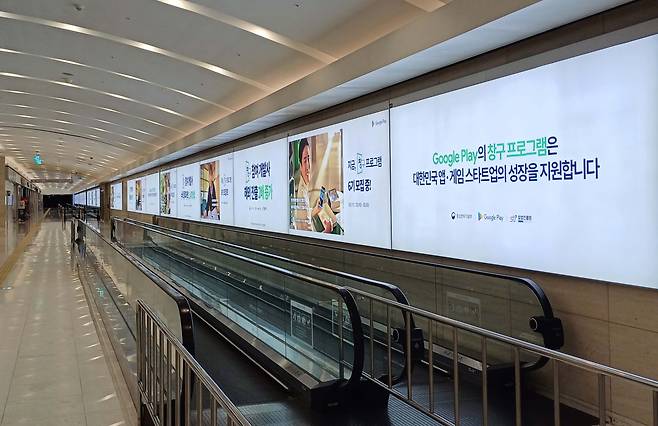 이노션은 오는 5월 1일부터 서울 여의도 IFC몰의 미디어 광고 매체 운영을 개시한다. 사진은 국내 최장 길이의 인쇄형 매체 IFC몰 ‘파노라마200’ 전경. [이노션 제공]
