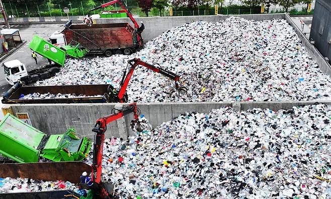 지구의 날인 지난 22일 경기도 수원시자원순환센터에 플라스틱 재활용 쓰레기가 가득 쌓여 있다. [연합]