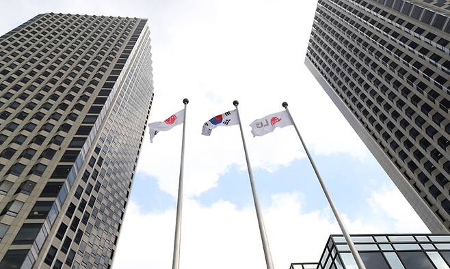 서울 여의도 LG트윈타워에 LG깃발이 휘날리고 있다. 뉴시스