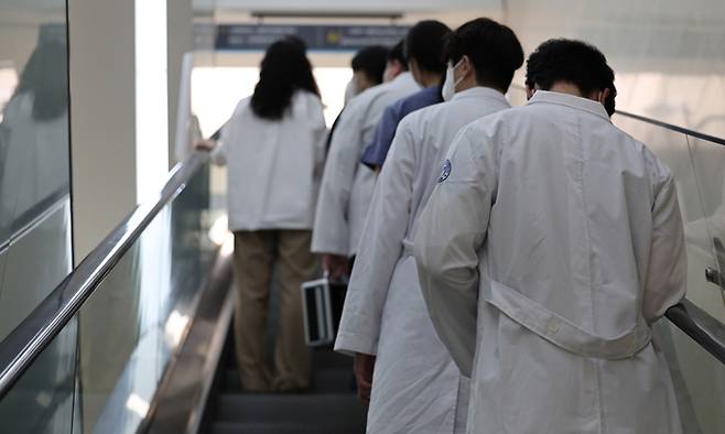 의대 교수들이 주1회 휴진에 돌입한 4월 30일 대구의 한 대학병원에서 의료진들이 이동하고 있다. 뉴시스