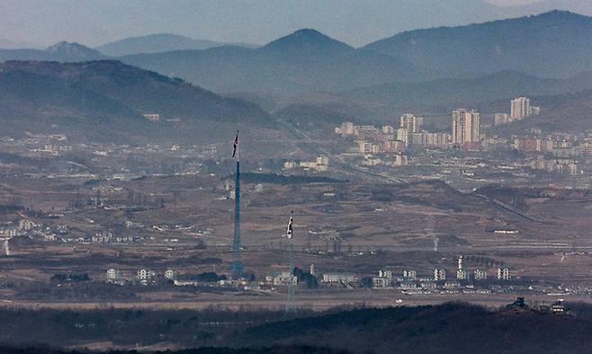 경기도 파주시 접경지역에서 바라본 서부전선 비무장지대(DMZ)에서 남측 대성동 마을 태극기와 북측 기정동 마을의 인공기가 마주 보며 펄럭이고 있다. 연합뉴스