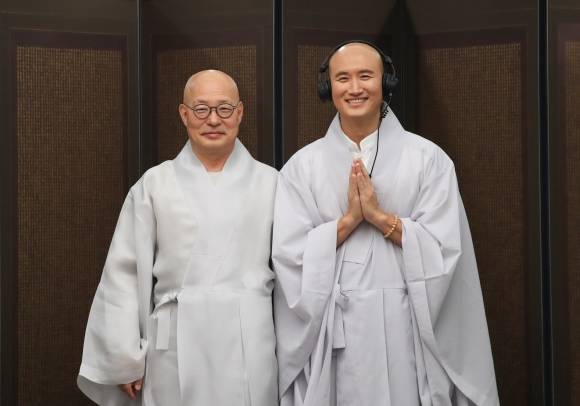 조계종 찾은 ‘뉴진스님’ - 대한불교조계종 총무원장 진우 스님(왼쪽)이 30일 오전 서울 종로구 한국불교역사문화기념관에서 ‘뉴진’이라는 법명으로 활동하는 개그맨 윤성호과 기념촬영을 하고 있다. 2024.04.30 대한불교조계종 제공