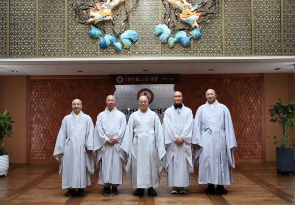 조계종 찾은 ‘뉴진스님’ - ‘뉴진스님’ 개그맨 윤성호가 30일 오전 서울 종로구 한국불교역사문화기념관에서 대한불교조계종 총무원장 진우스님을 예방하며 기념촬영을 하고 있다. 총무원장 진우스님은 “젊은이들에게 새로운 불교, 젊은 불교를 알리는 데에 뉴진스님이 큰 역할을 해줘서 고맙다”며 합장주와 디제잉 헤드셋을 선물했다. 2024.4.30 대한불교조계종 제공