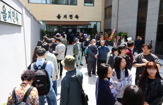 2년 만에 영업을 재개한 서울 종로구 을지면옥에서 시민들이 식사를 위해 줄을 서 있다./연합뉴스