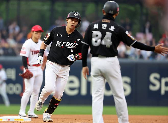 KT 문상철이 30일 광주 KIA전에서 1회초 2점 홈런을 치고 그라운드를 돌고 있다. 연합뉴스