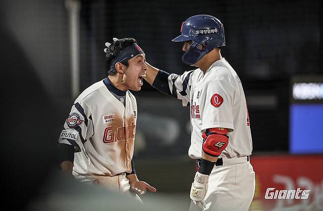 ▲ 롯데 황성빈(왼쪽)이 왼쪽 햄스트링 부상으로 1군 엔트리에서 빠졌다. 사진은 김민성과 기쁨을 나누는 장면. ⓒ롯데 자이언츠