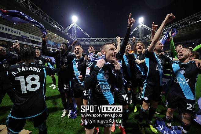 ▲ 레스터 시티는 30일(한국시간) 영국 프레스턴의 딥데일에서 열린 2023-24시즌 잉글랜드 챔피언십 45라운드에서 프레스턴 노스 엔드에 3-0 완승을 거뒀다. 이로써 레스터 시티는 31승4무10패(승점 97)로 잔여 경기와 상관없이 리그 우승을 차지했다. 2위 리즈 유나이티드와 3위 입스위치 타운은 각각 리그 1경기와 2경기를 남겨뒀지만, 전승을 거둬도 레스터 시티를 따라잡을 수 없다.