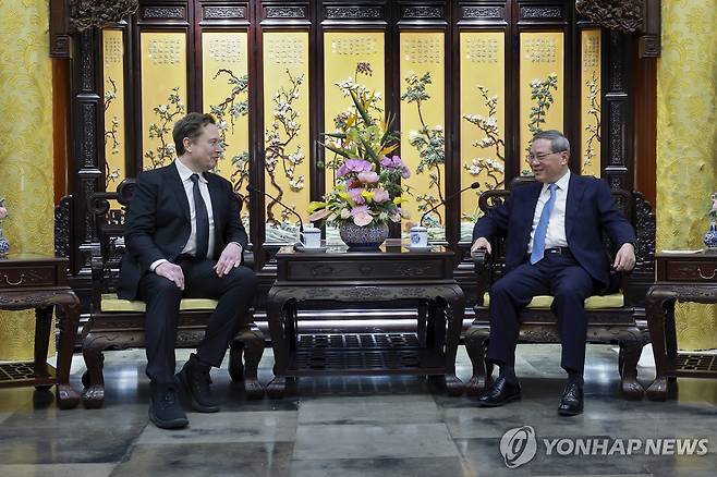 28일 중국 베이징을 방문해 리창 국무원 총리를 만나는 일론 머스크 테슬라 CEO(왼쪽) [신화/AP 연합뉴스 자료사진. 재판매 및 DB 금지]