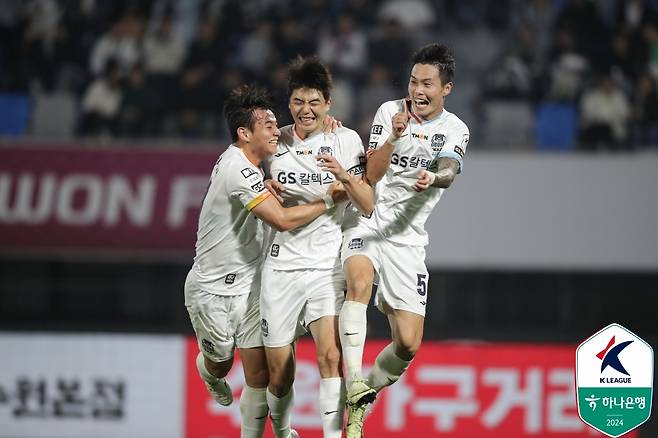 기성용(가운데)의 추가 골에 기뻐하는 서울 선수들 [한국프로축구연맹 제공. 재판매 및 DB 금지]