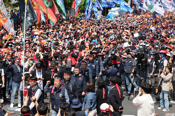 지난해 5월 1일 서울 영등포구 여의대로에서 한국노총 전국노동자대회가 열리고 있다. 〈자료사진=연합뉴스〉