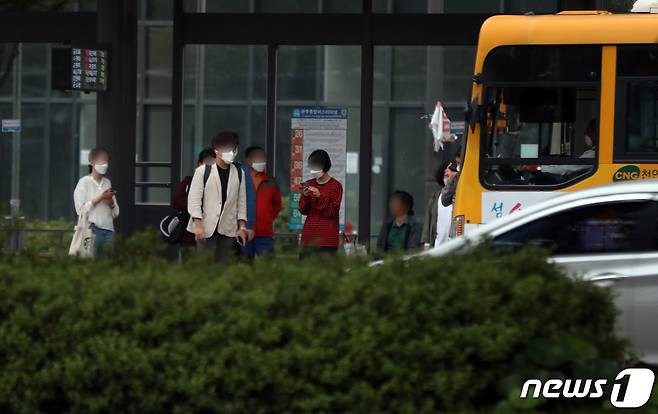 광주 서구 종합버스터미널 승강장에서  시민들이 시내버스를 이용하고 있다. 뉴스1 ⓒ News1