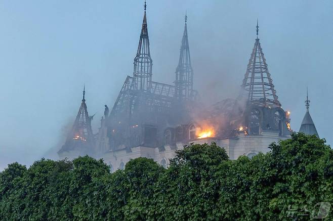 러시아 미사일 공격을 받은 우크라이나 흑해연안 항만도시 오데사의 정교회 첨탑과 지붕이 29일 불에 타 앙상한 뼈대 골조만 내보이고 있다. 이날 오데사에 집중된 러시아의 미사일 공격으로 2명이 숨지고 8명이 다쳤다. 2024.04.30 ⓒ AFP=뉴스1 ⓒ News1 정지윤기자