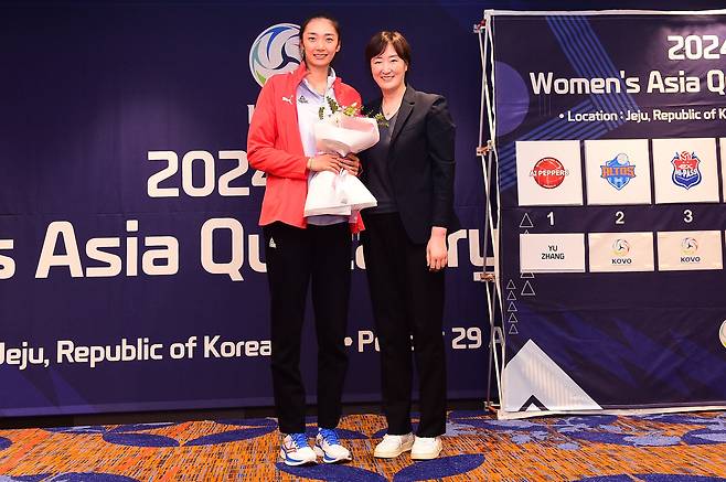 여자배구 아시아쿼터 1순위로 페퍼저축은행에 지명된 장위(왼쪽)와 장소연 감독. /한국배구연맹