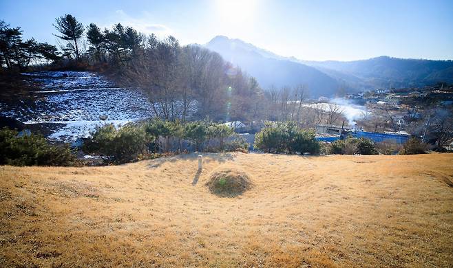 경기도 양평 청운면 갈운리 마을에는 말을 장사지낸 무덤이 있다. 이 작은 무덤 앞에는 ‘하늘을 나는 말’[天飛馬‧천비마]이라는 비석이 서 있다. 말의 주인인 의병장 김백선은 그 뒤 언덕에 묻혀 있다. 포수 출신으로 의병에 뛰어든 김백선은 유림 지도부와 갈등 끝에 군기 위반죄로 처형됐다. 구한말에서 망국 때까지, 같은 뜻을 가진 사람들 사이에서도 마음은 서로 맞지 않아 갈등이 멈추지 않았다./박종인