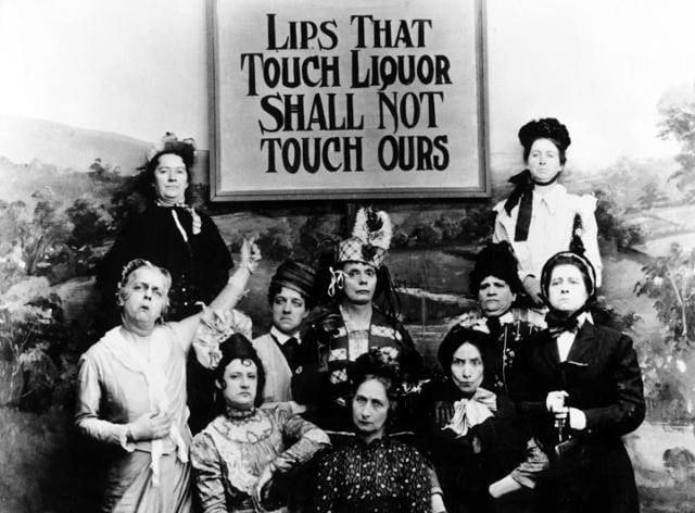 '여성기독교 절제연맹' 회원들이 술에 대한 그들의 입장을 표명하며 포즈를 취하고 있다. 왼쪽 상단 검정 옷을 입고 있는 인물이 캐리 네이션. /Kansas State Historical Society