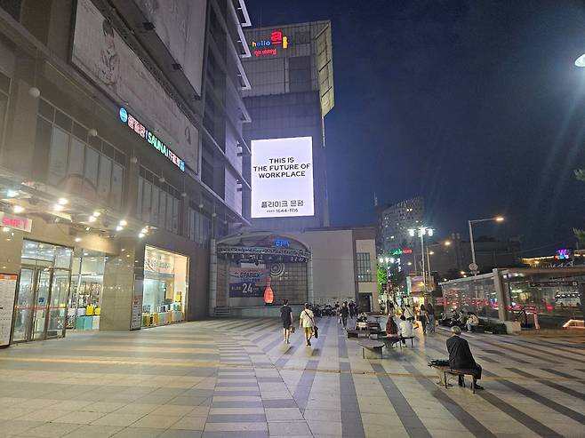 지난달 29일 오후 서울 중구 동대문역사문화공원역 인근 대형복합쇼핑몰 앞 거리가 한산한 모습. /방재혁 기자