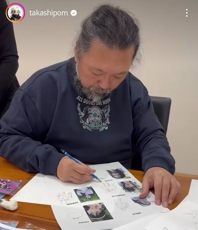 팝아트 거장 무라카미 다카시가 뉴진스 캐릭터를 스케치하고 있다. /무라카미 인스타그램 캡처