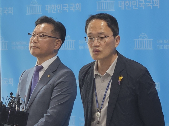국민의힘 이양수(왼쪽), 더불어민주당 박주민 원내수석부대표가 1일 국회에서 이태원참사특별법 수정 합의사항을 발표한 뒤 기자들의 질문에 답하고 있다. 조은솔 기자