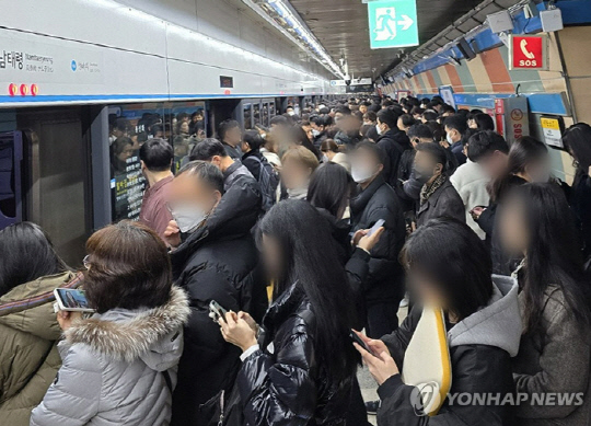 지하철 출근길의 직장인 여성들. 사진 연합뉴스