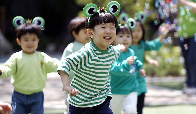 어린이날을 사흘 앞둔 지난해 5월2일 한 어린이집에서 원생들이 비눗방울 놀이를 하며 즐거워하고 있다. 연합뉴스
