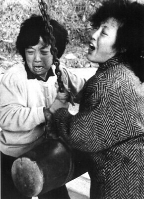 1987년 2월 어머니 정차순씨와 누나 박은숙씨가 경찰의 저지로 박종철 열사의 서울 추도식에 참석하지 못하게 되자, 부산 괴정동의 사리암에서 “종철아 이 종소리 듣고 깨어나거라”라고 울부짖으며 종을 치고 또 쳤다. 사진 보도사진연감
