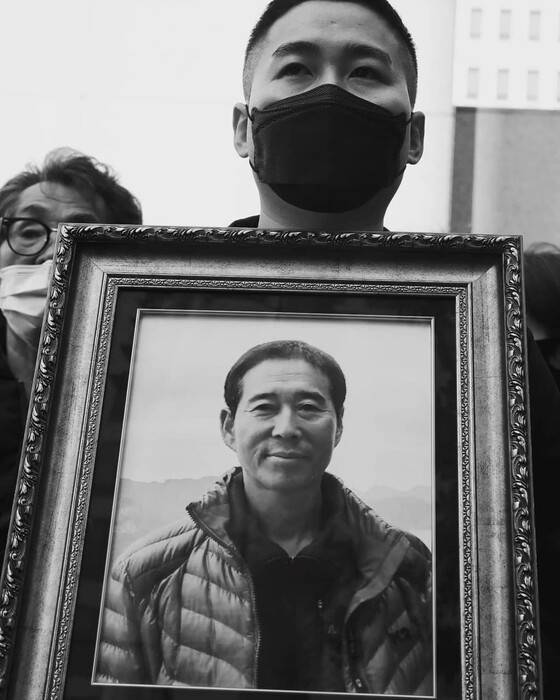 정석채씨가 건설현장 사고로 숨진 아버지 정순규씨의 영정을 들고 서 있다. 정석채씨 제공