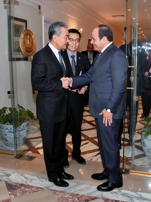 왕이 중국외교부장(왼쪽)과 압둘 파타 알시시 이집트 대통령이 지난 1월 14일 이집트 카이로에서 열린 회담에 앞서 악수하고 있다. 카이로=epa 연합뉴스