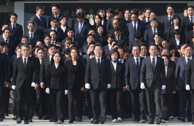 더불어민주당 이재명 대표와 국회의원 당선자들이 12일 위성정당인 더불어민주연합 비례대표 당선자들과 함께 국립서울현충원을 참배하고 있다. 고영권 기자