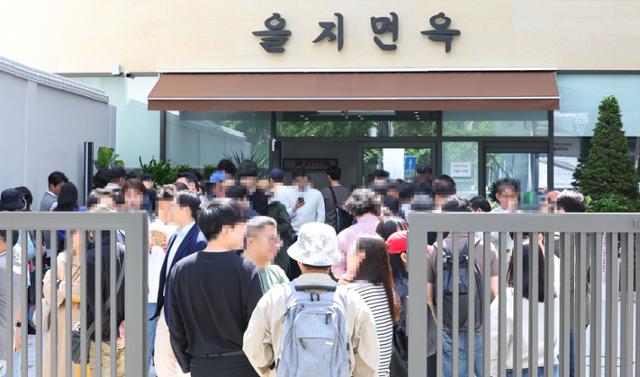 지난달 23일 서울 종로구 낙원동 을지면옥 앞에 시민들이 줄지어 입장을 기다리고 있다. 이날은 을지면옥이 2년 만에 영업을 재개한 지 이틀째였다. 뉴시스