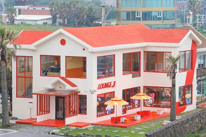 1일 제주항공이 제주국제공항 인근 도두동 해안도로변에 ‘산리오 팝업스토어’와 ‘회원 전용 라운지’로 구성한 ‘라운지 제이(LOUNGE J)’를 선보였다. 3일부터 본격 운영에 들어간다. (제주항공)