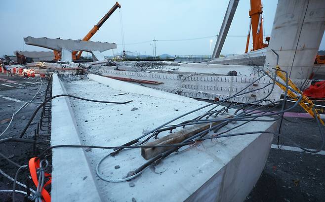 30일 오후 경기도 시흥시 월곶동 서해안로 부근 고가차로 건설 현장에서 교량 상판이 무너져 근로자와 시민 등이 다쳤다. 사진은 사고 현장 모습. 연합뉴스