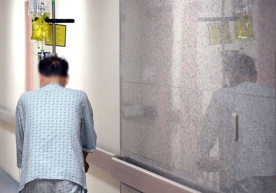 경기도 국립암센터 호스피스 병동에서 환자가 걸어가고 있다. 뉴시스