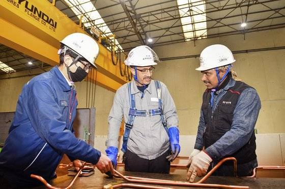 HD현대중공업에서 근무 중인 외국인 근로자들 모습. 사진 HD현대중공업