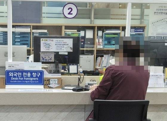 지난달 22일 김해시청 종합민원실 외국인 전용 창구에서 외국인이 민원 업무를 보고 있다. 근로자 등 지역에 거주하는 외국인이 늘자 김해시는 1, 2번 창구를 외국인 전용으로 운영하고 있다. 김민주 기자
