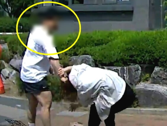 전직 보디빌더가 "차를 빼달라"고 요구한 30대 여성을 무차별 폭행하는 장면. /사진=온라인 커뮤니티 캡처