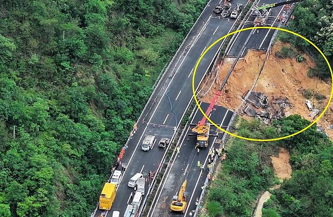노동절 연휴 첫날인 1일 중국 광둥성 메이저우시와 다부현 사이 고속도로 구간 일부가 무너져 내린 모습. / 사진=신화, 연합뉴스