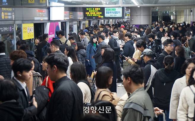 시민들이 지난 3월28일 서울 지하철 여의도역에서 지하철을 이용하고 있다. 정지윤 선임기자
