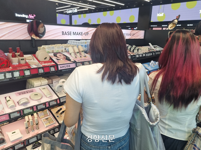 외국인 여행객들이 1일 서울 마포구 지하철 홍대입구역 인근 화장품점에서 제품을 살펴보고 있다. 강한들 기자
