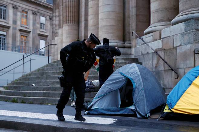 프랑스 파리 경찰이 30일(현지시간) 이주민 등이 파리시청 인근에 설치한 텐트를 철거하고 있다. 로이터연합뉴스