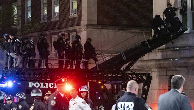 전술차량 이용, 2층 창문으로 진입하는 경찰 미국 뉴욕경찰(NYPD)이 지난 30일 밤(현지시간) 이날 오전 교내 해밀턴홀을 점거해 농성 중인 뉴욕 컬럼비아대 팔레스타인 지지 대학생들을 체포하기 위해 전술차량을 이용해 건물 2층 창문으로 진입하고 있다. AP연합뉴스