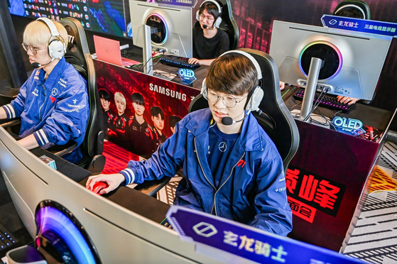 T1 holds an event with Odyssey fans in partnership with Samsung Electronics on April 28 in Chengdu, China ahead of the Mid-Season Invitational. [YONHAP]