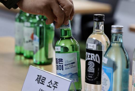 Sugar-free soju bottles are displayed at the Korea Consumer Agency's office in Songpa District, southern Seoul, on Tuesday. [NEWS1]
