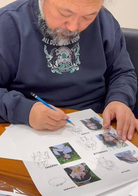 민희진 대표가 1일 인스타그램에 올린 무라카미 다카시 영상. 뉴진스 멤버들 캐릭터를 그리고 있다. 민 대표 인스타그램 캡처