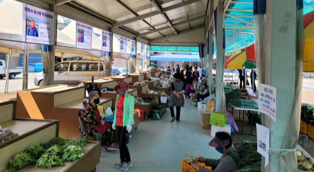 의왕시는 9일 의왕농협 영농자재센터에 농산물 직거래 장터 ‘행복한 농부마켓’을 개장하고 오는 11월 중순까지 운영한다. 의왕시 제공