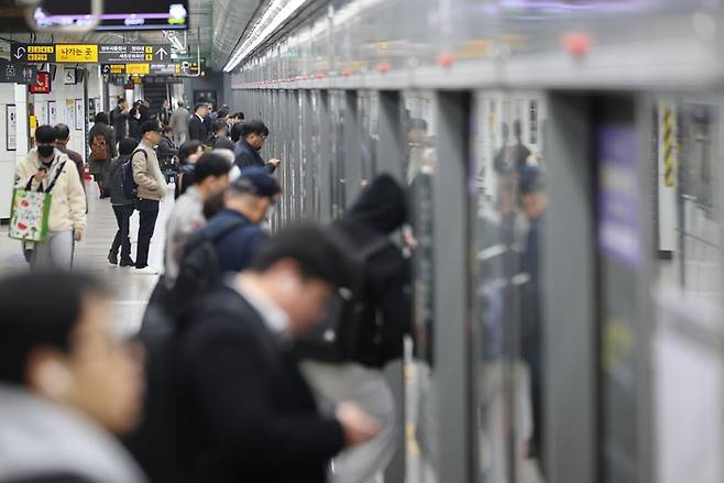 서울 지하철 5호선 광화문역에서 승객들이 지하철을 기다리는 모습.  [매경DB]