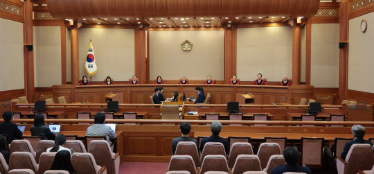 헌법재판관들이 지난 4월 25일 서울 종로구 헌법재판소 대심판정에서 사건을 선고하고 있다. 연합뉴스