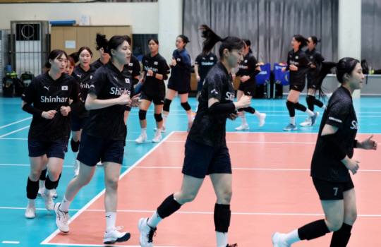 여자배구대표팀이 1일 서울시 서대문구 아현동 중앙여고 체육관에서 공개훈련을 앞두고 코트를 돌며 몸을 풀고 있다. 뉴시스