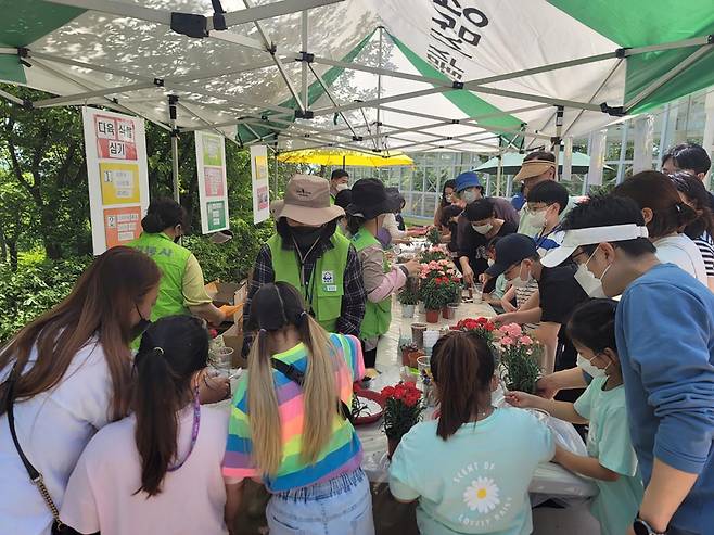 지난 2022년 어린이날 성남시 은행동 식물원에서 식물심기 체험 중인 학생들(자료사진).