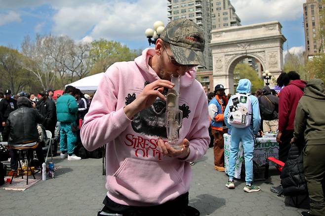 지난 20일 미국 뉴욕에서 시민들이 ‘마리화나(대마) 축제’를 기념하며 대마를 피고 있다. [AFP]