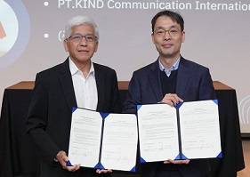 서울 삼성동 인터콘티넨탈호텔에서 지난달 29일 제이엘케이 김동민 대표(오른쪽)와 인도네시아 의료컨설팅 기업 카인드커뮤니케이션 아낭 프라유디(Anang Prayudi) 의료부분 대표가 의료AI 솔루션 수출 관련 헙약을 하고 있다. [제이엘케이 제공]